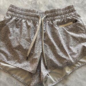 Nwot Vuori Clementine 2.0 2.5" Shorts In Pale Wheat Samba Running Exercise
